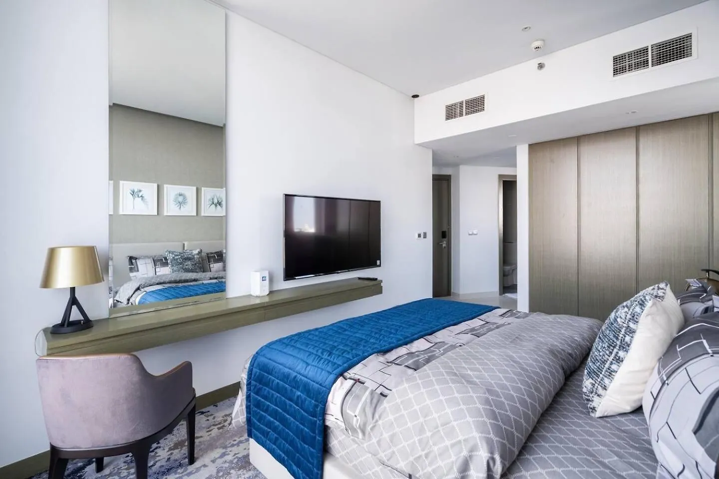 Modern Studio Overlooking Dxb Water Canal Apartment Dubai United Arab Emirates
